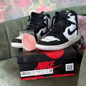 Nike Black and White Sneakers with Pink Laces